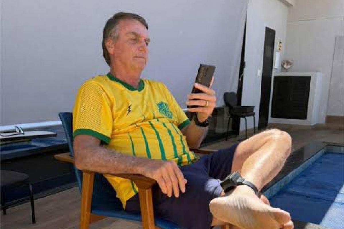 Bolsonaro enfrenta uma crise de soluços acompanhada de quatro episódios de vômito, disse o filho Carlos.