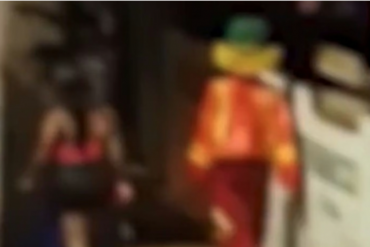 O suspeito, que portava arma de mentira, foi cercado por Fofão e companhia ainda na calçada. 