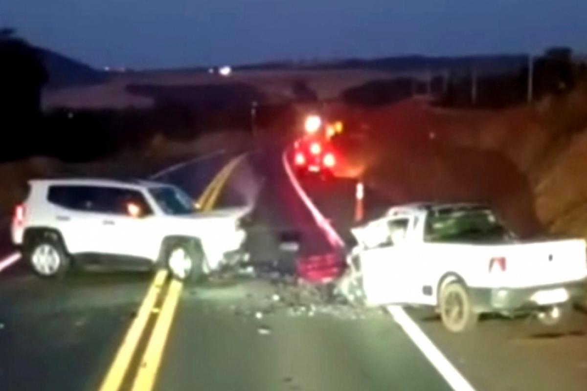 A pancada frontal matou a idosa que estava no Jeep Renegade.