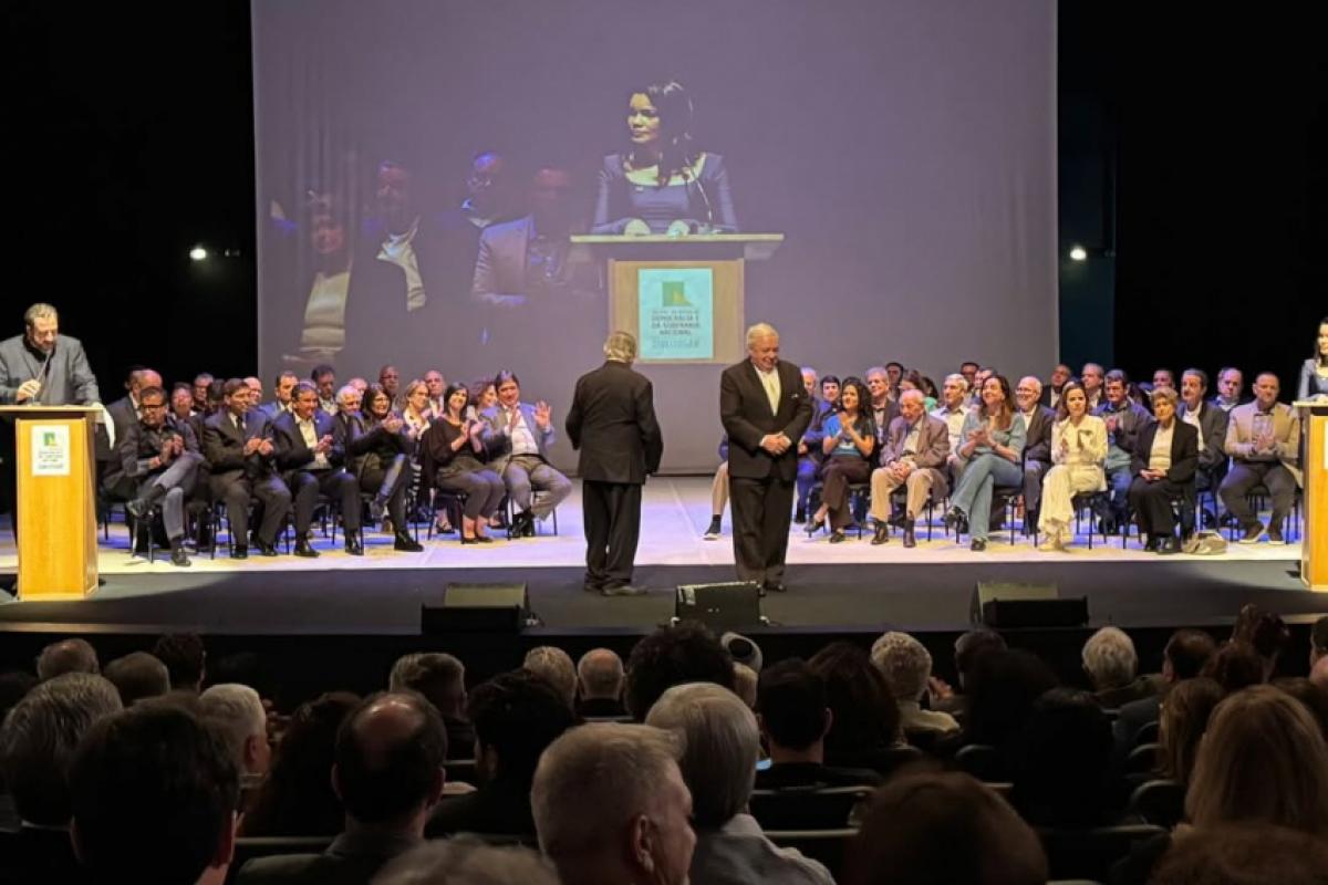 Ato em defesa da democracia promovido pelo grupo Direitos Já!, no teatro Tuca, em São Paulo