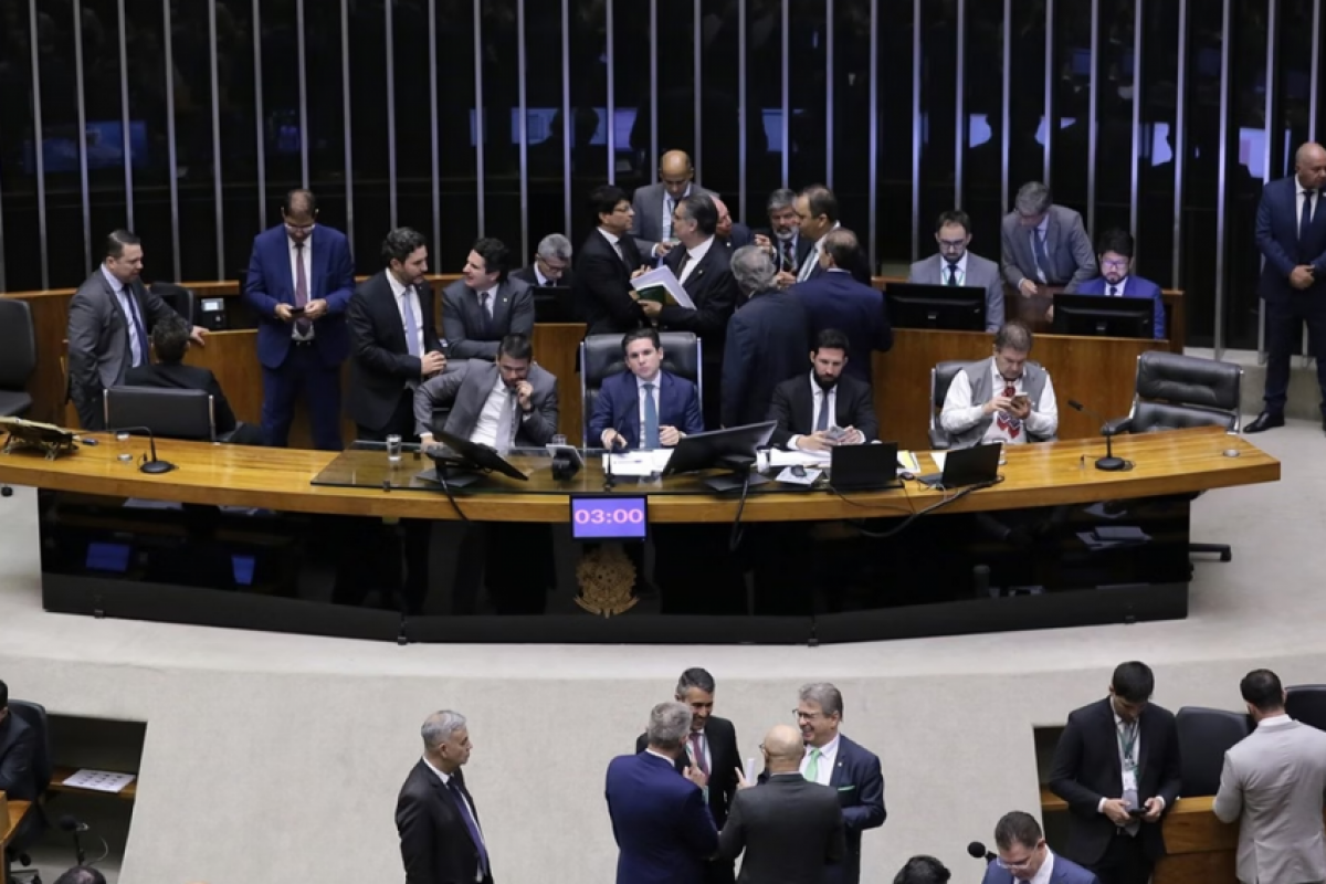 A PEC da Blindagem amplia o foro privilegiado e permite que deputados e senadores decidam em votação secreta se colegas podem ou não ser presos.