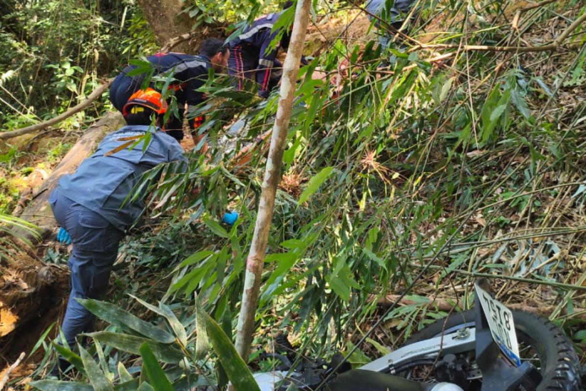 Bombeiros em atendimento ao acidente