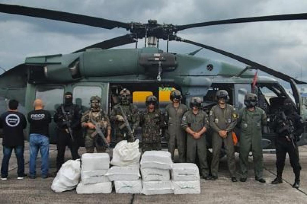 Militares e agentes que participaram da operação, além da droga apreendida