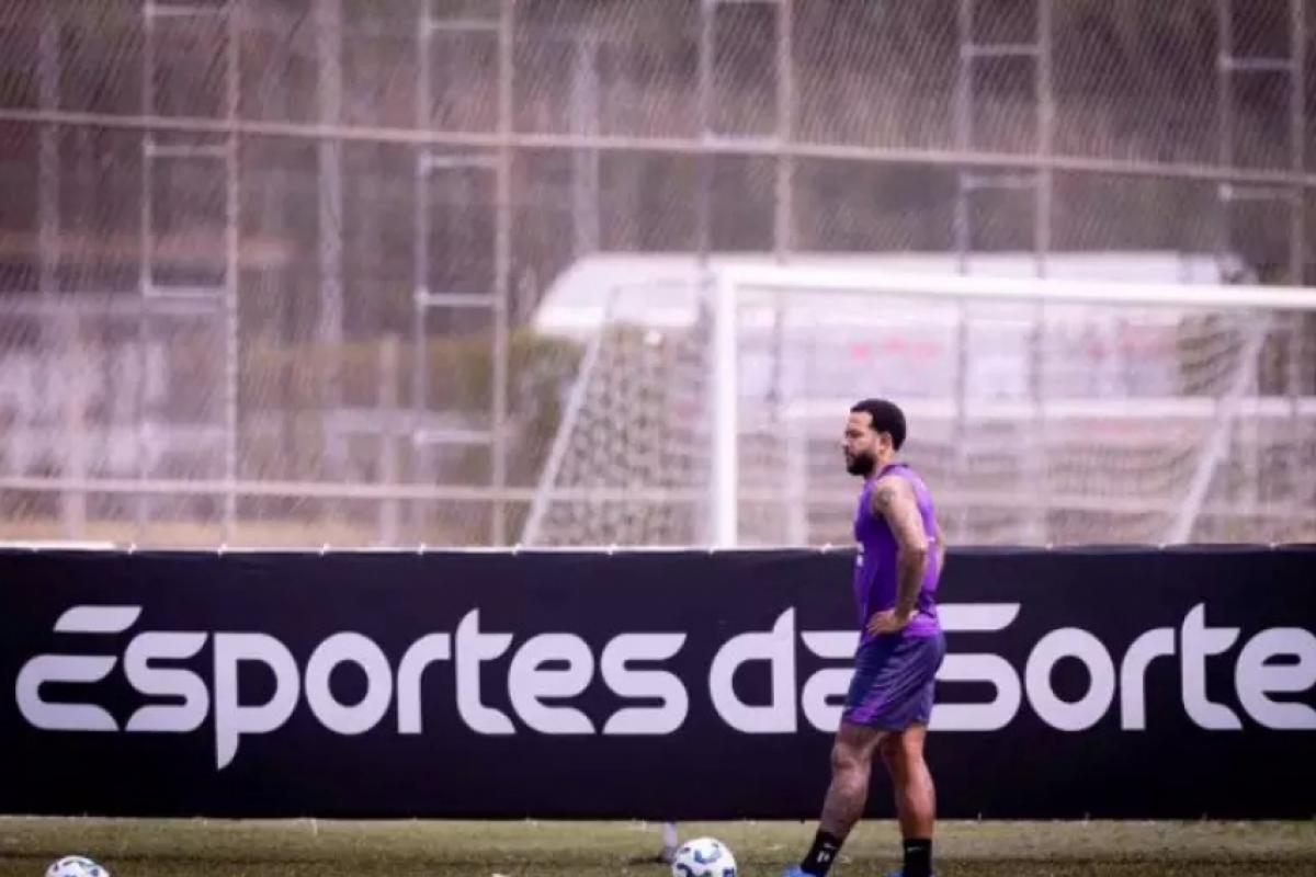 Memphis Depay se contundiu na vitória sobre o Athletico-PR, pela Copa do Brasil, na última quarta-feira