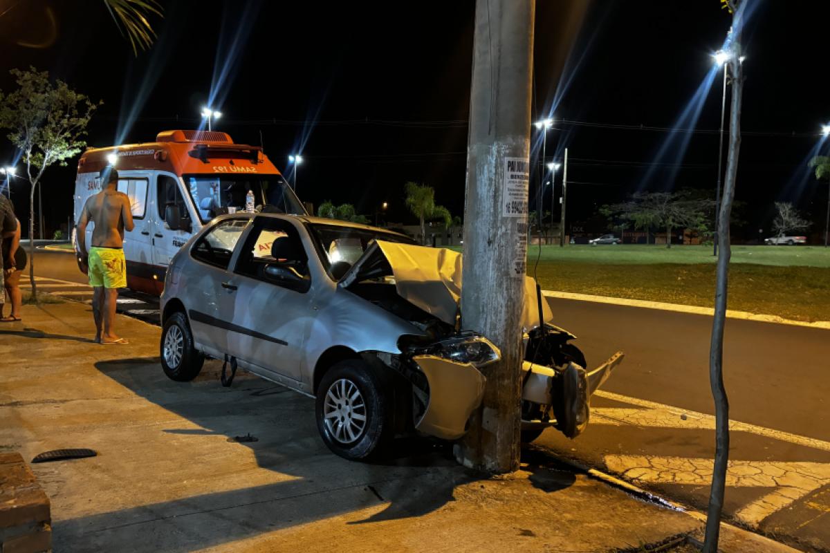 Resultado que o carro ficou após a colisão contra o poste 