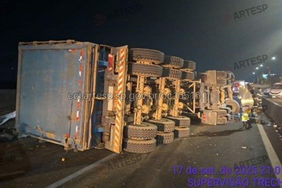 Carreta carregada com lixo tombou ao colidir com barreira de concreto na altura do km 96, em Campinas.