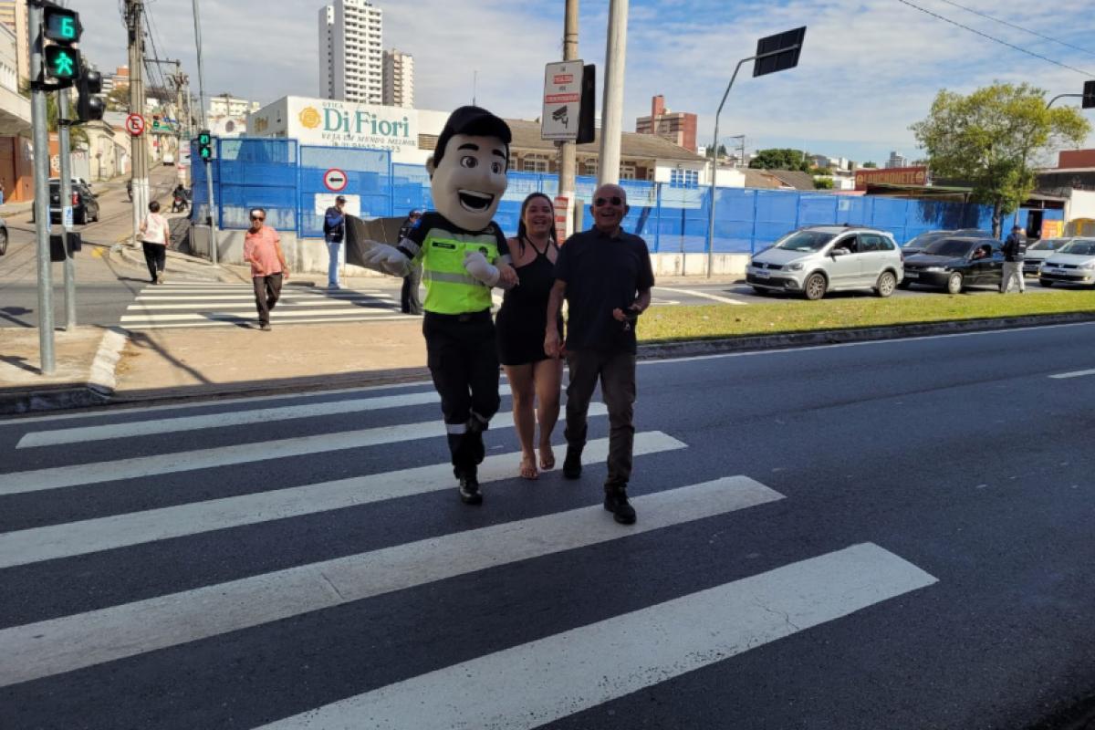 Vaguinho em ação educativa para pedestres