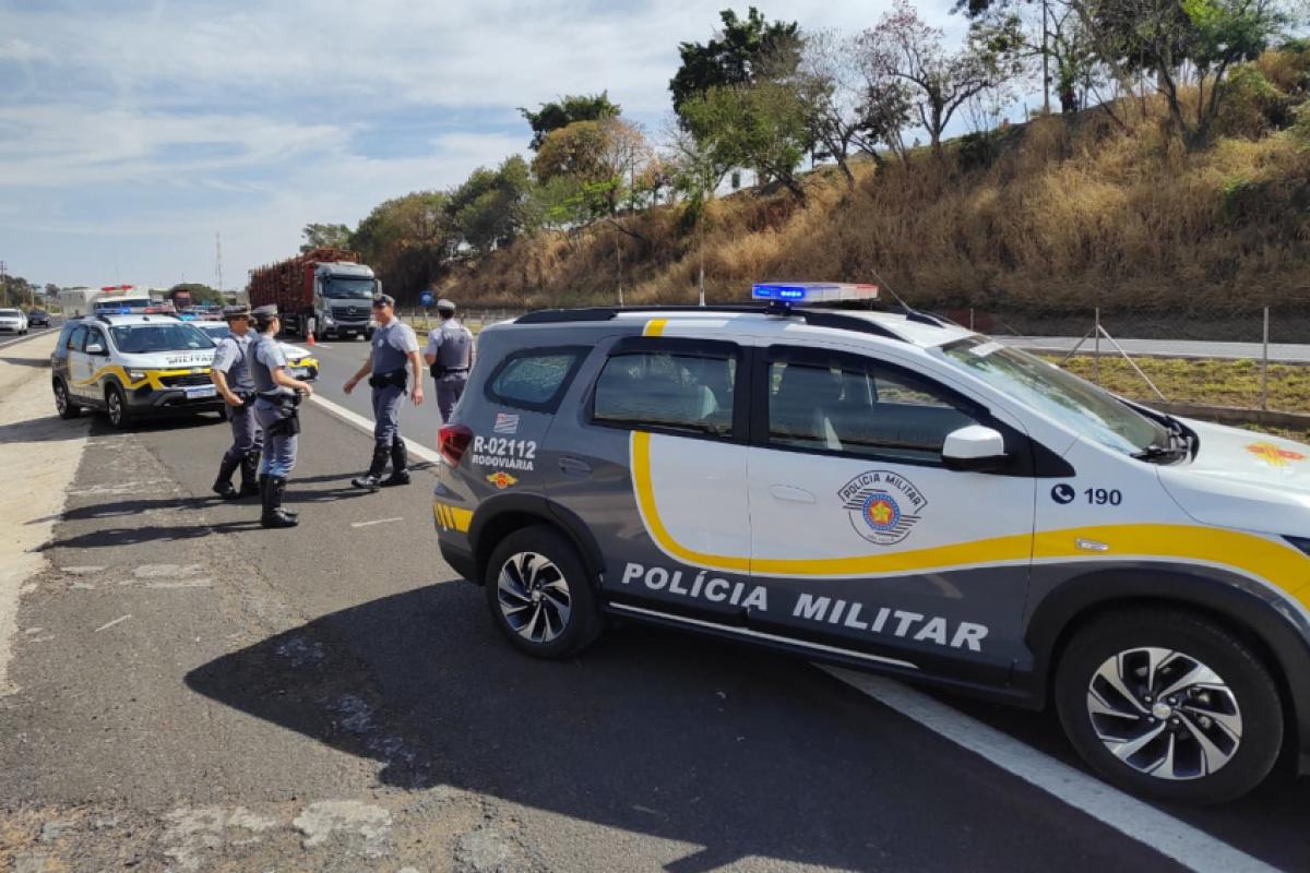 Equipes da PM Rodoviária no local do óbito, nesta manhã de sexta (19)