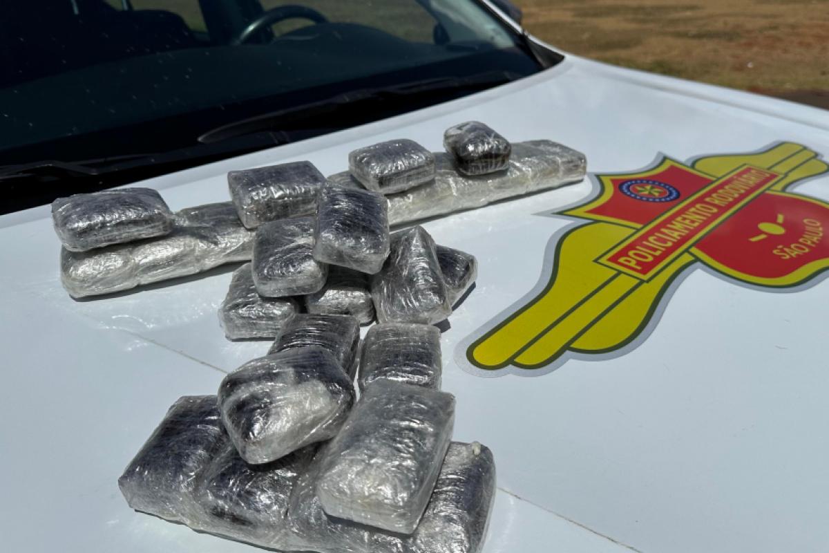 Policiais rodoviários encontraram a droga, dividida em 29 porções, no total de 3,1 quilos, dentro da mochila de uma passageira de 17 anos