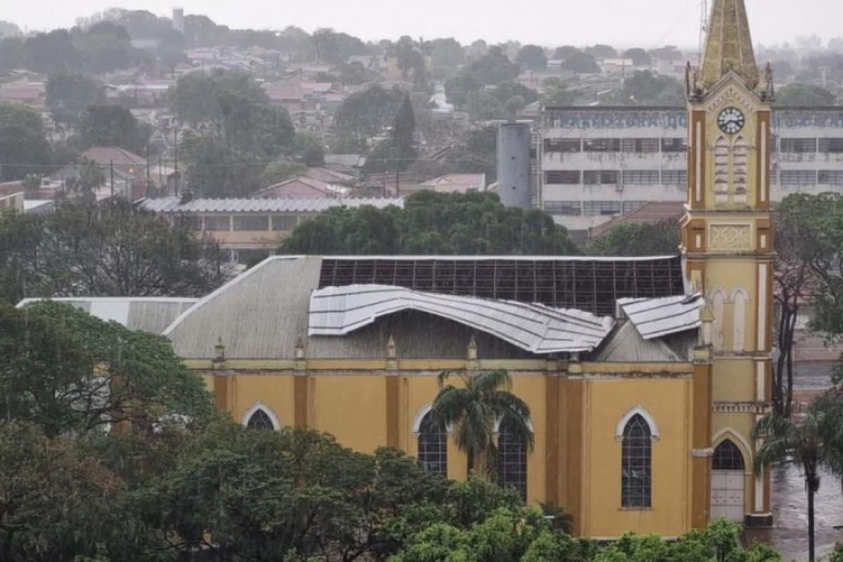 Rajadas de até 64 km/h atingiram a cidade de Rancharia, no domingo, e provocaram danos em imóveis