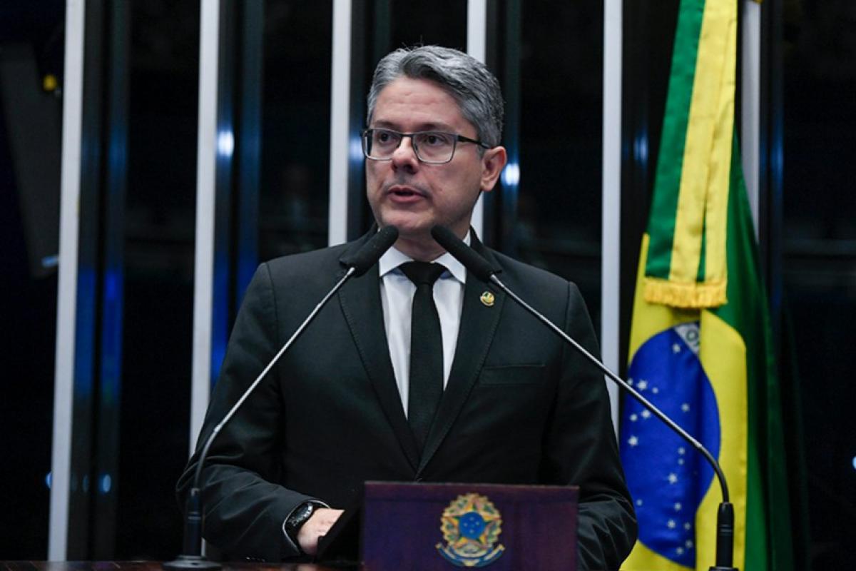 O relator da PEC (Proposta de Emenda à Constituição) da Blindagem, o senador Alessandro Vieira (MDB-SE)