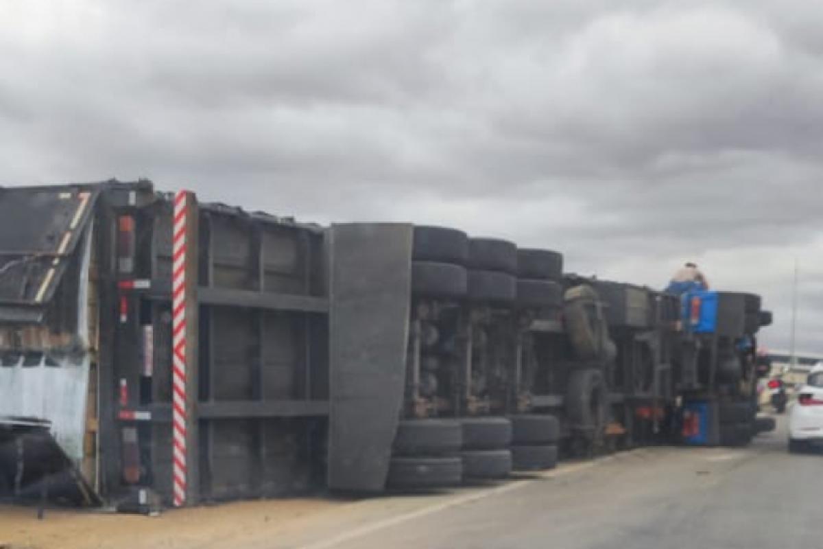 Caminhão tombou na entrada da Dutra