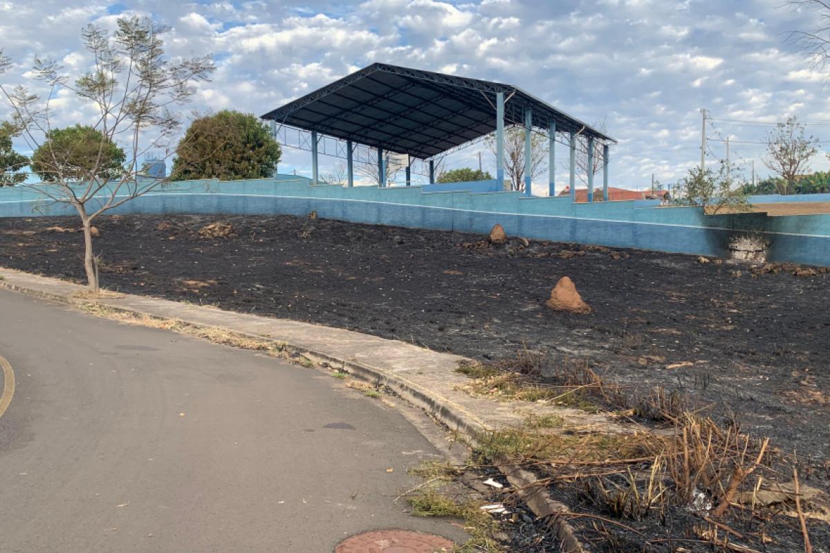 A decisão foi tomada devido à fumaça que se espalhou pela região, representando risco à saúde dos estudantes e funcionários