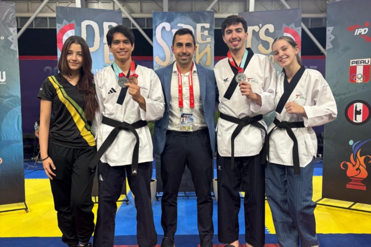 Da esquerda para a direita, Lara Crivelli, Macaulay Naka, Vítor Souza, Pedro Santiago e Ana Luísa Manfrinato