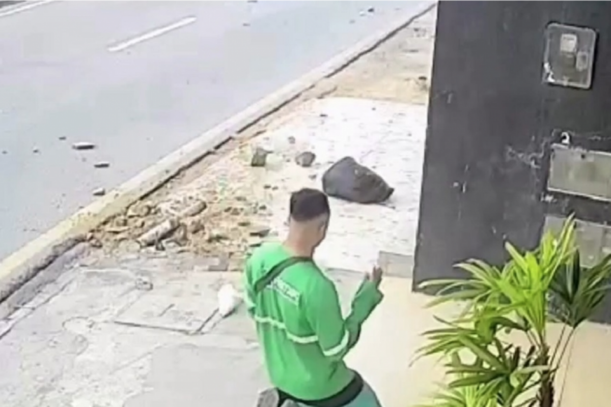 Câmeras de segurança flagraram o momento em que o veículo invadiu a calçada.