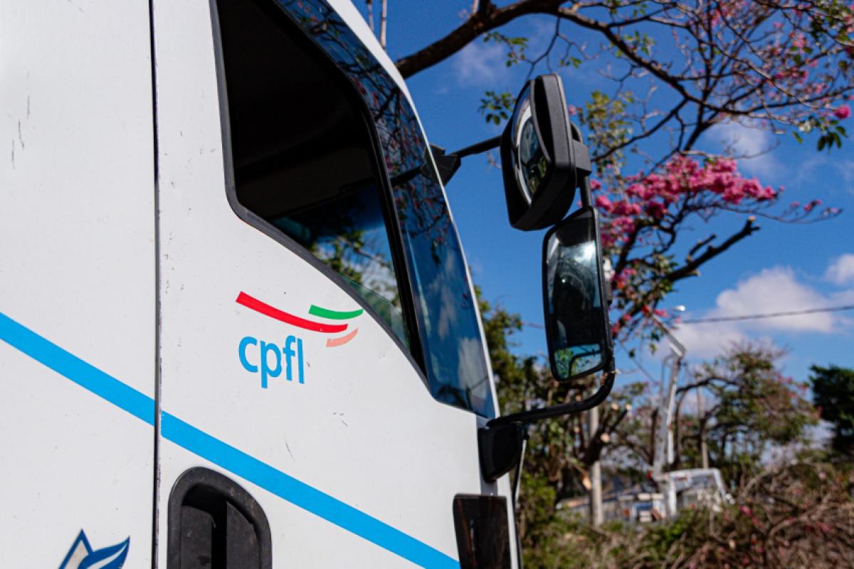 Caminhão da CPFL com equipes atuando em Bauru
