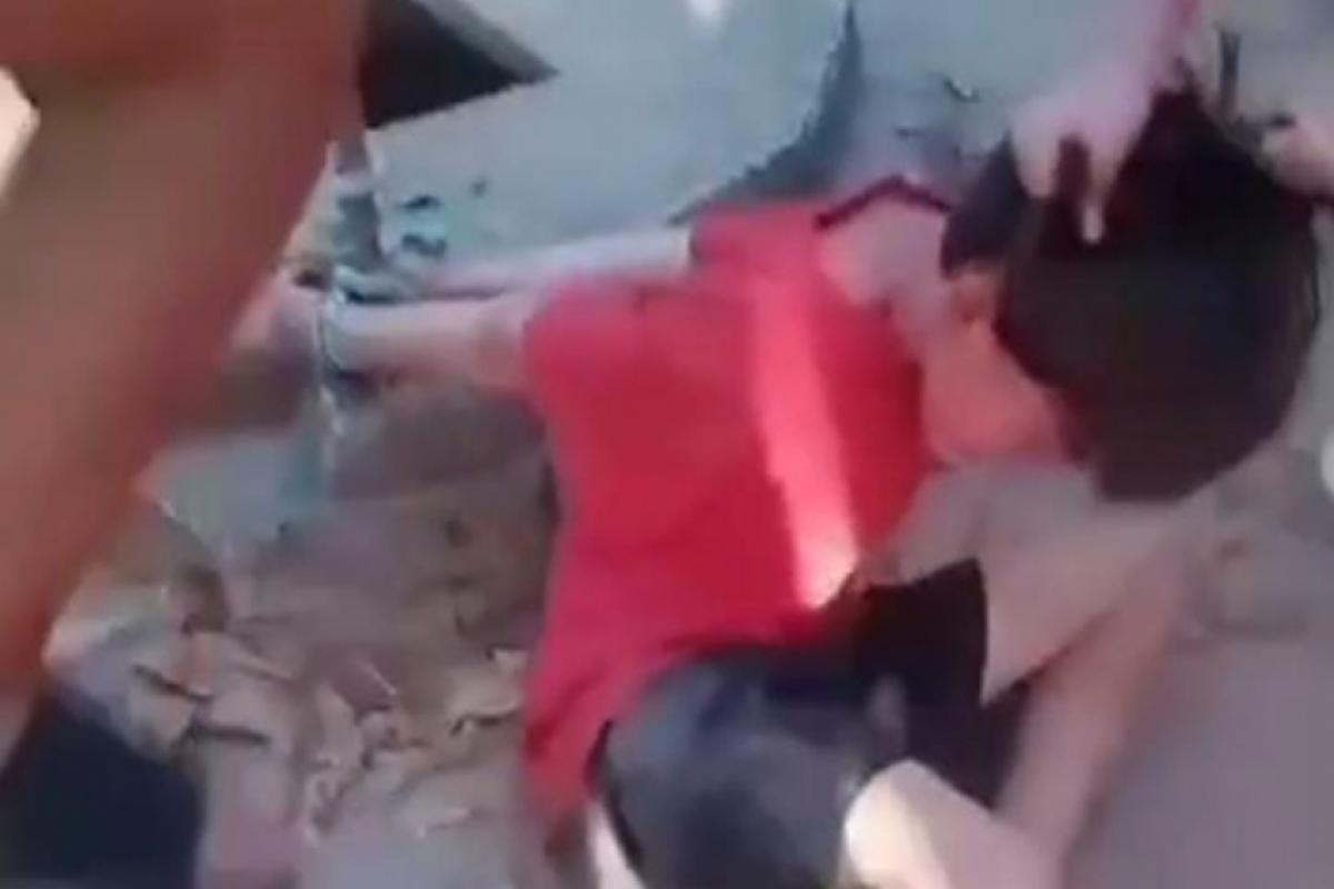 O menino foi amarrado em uma barra de ferro e torturado