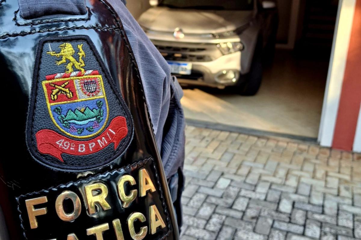 O carro foi localizado na garagem do quarto do motel