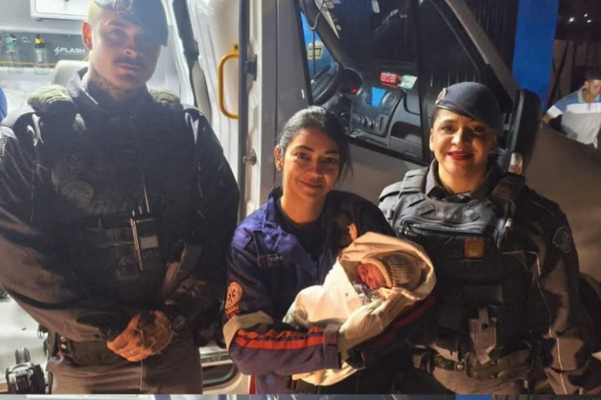 Moradores e as equipes comemoraram o nascimento da pequena Eloá.