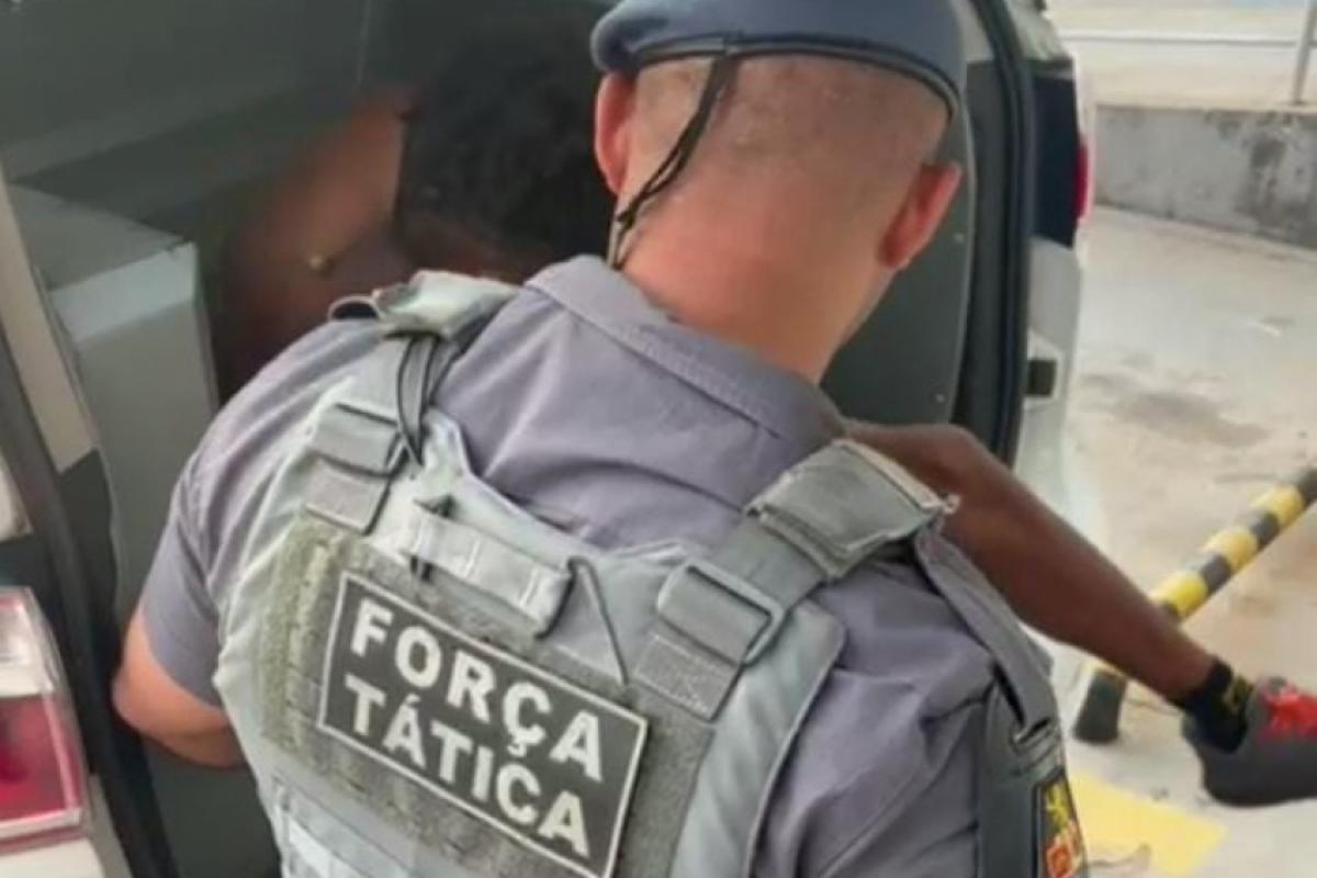 Ele foi conduzido ao DP, onde foi dado cumprimento ao mandado de prisão