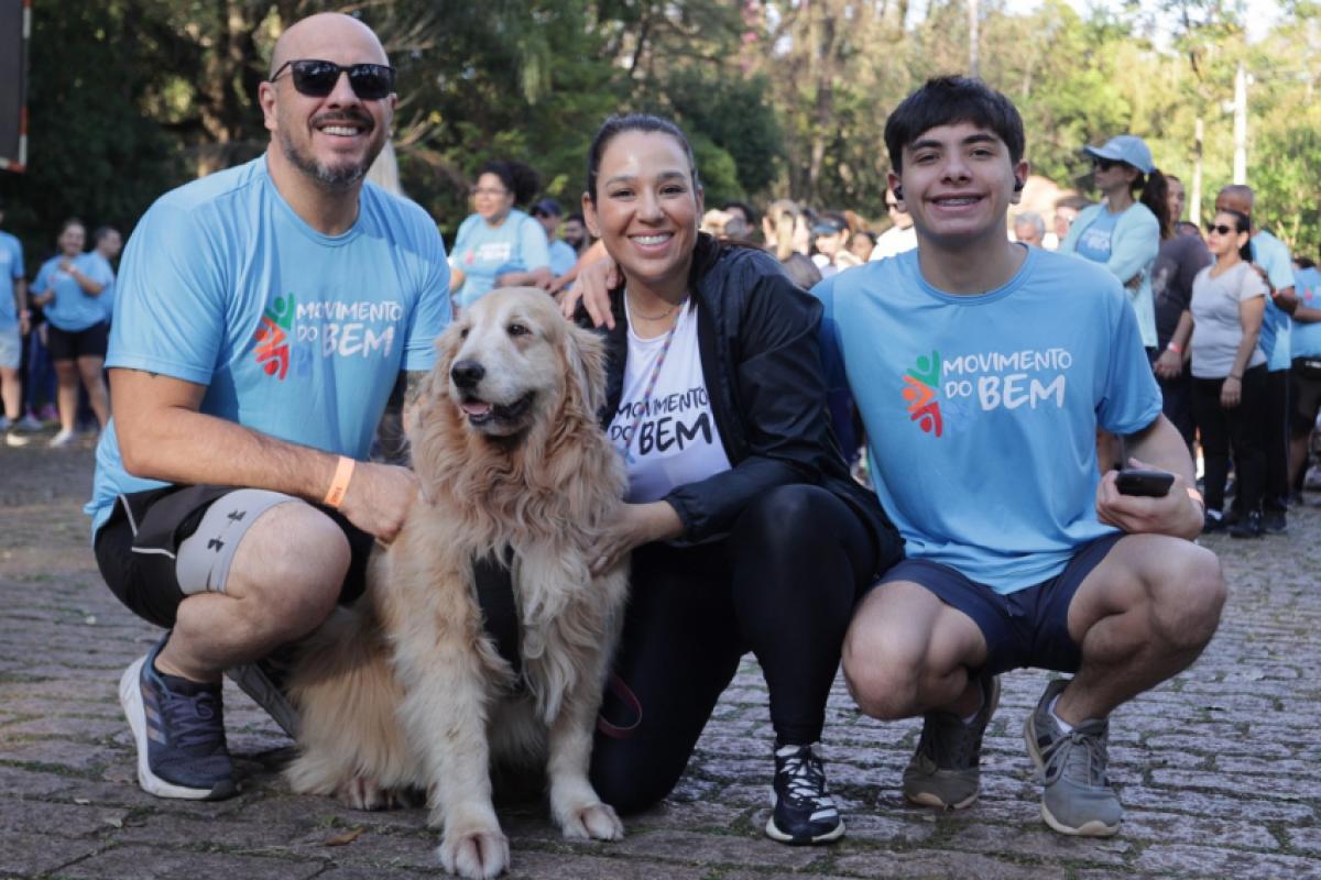 Túlio Negrão, a cadela Summer, Selma Romanoff e João Vitor Negrão participaram da caminhada.