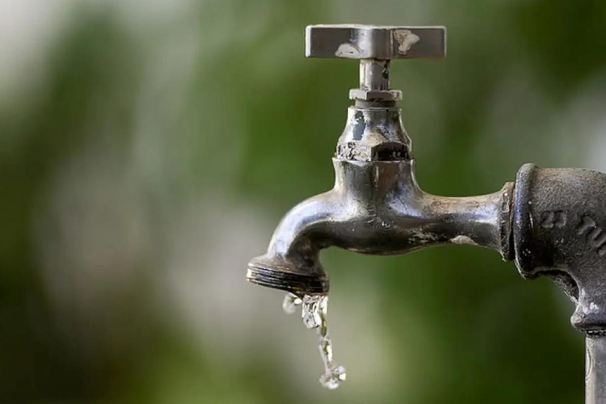 O Semae informou que uma adutora de 600 milímetros rompeu na manhã de segunda-feira (15), em um ponto de difícil acesso