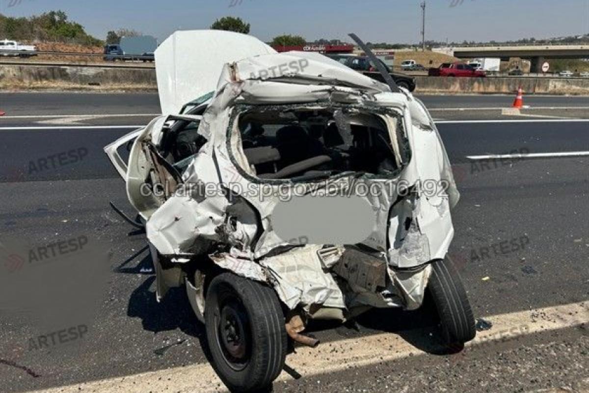 Ônibus bateu em carro parado após pane mecânica e motorista morreu na Rodovia Anhanguera, em Campinas.