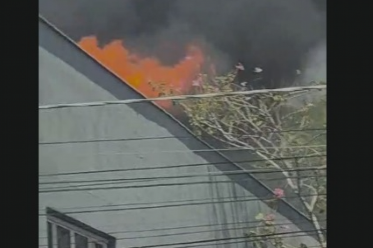 Fogo começou em máquina e se espalhou para o telhado