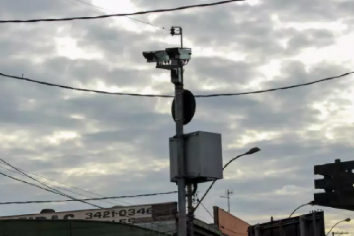 Fiscalizada por radares fixos, lombadas eletrônicas e radares móveis, o valor da multa e a penalidade variam conforme o limite da via