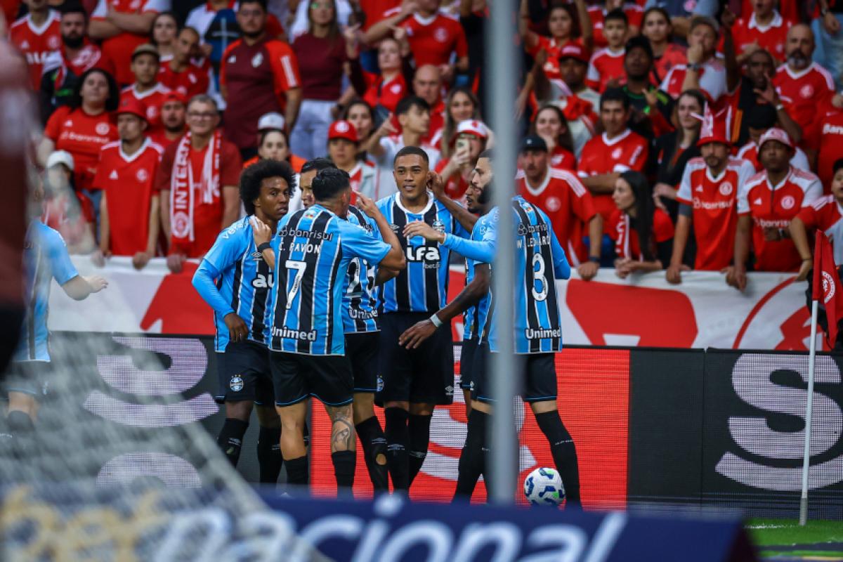 Torcedores do Internacional veem festa dos jogadores do Grêmio