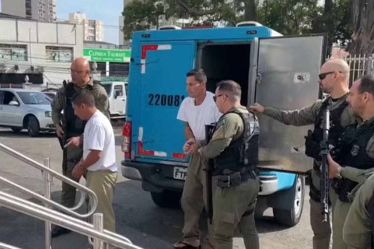 Acusados são escoltados por policiais para o julgamento