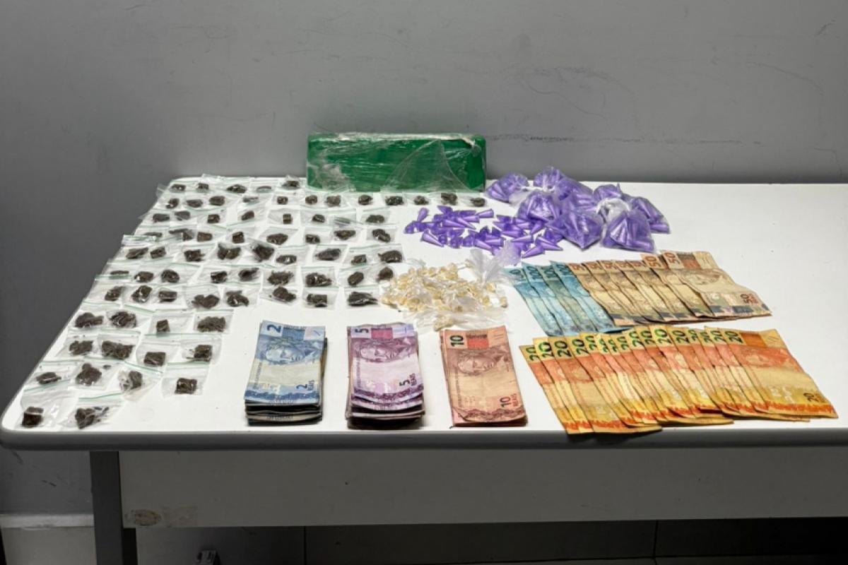 Porções de crack, maconha e cocaína, além de dinheiro apreendidos com a dupla