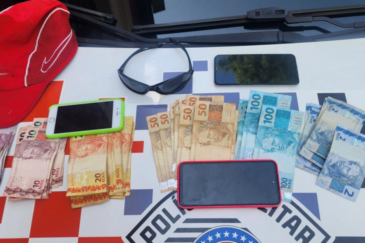 O dinheiro foi apreendido pela polícia e devolvido aos proprietários do posto.