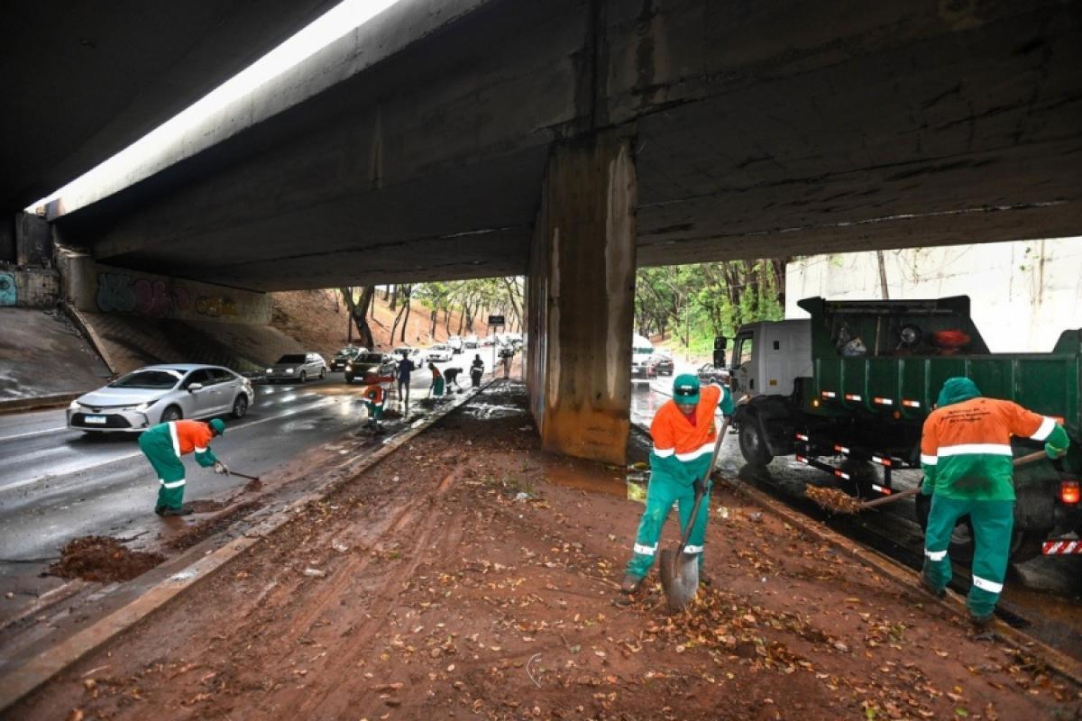 Equipes da Prefeitura trabalham em regime intensivo após 97 ocorrências registradas.