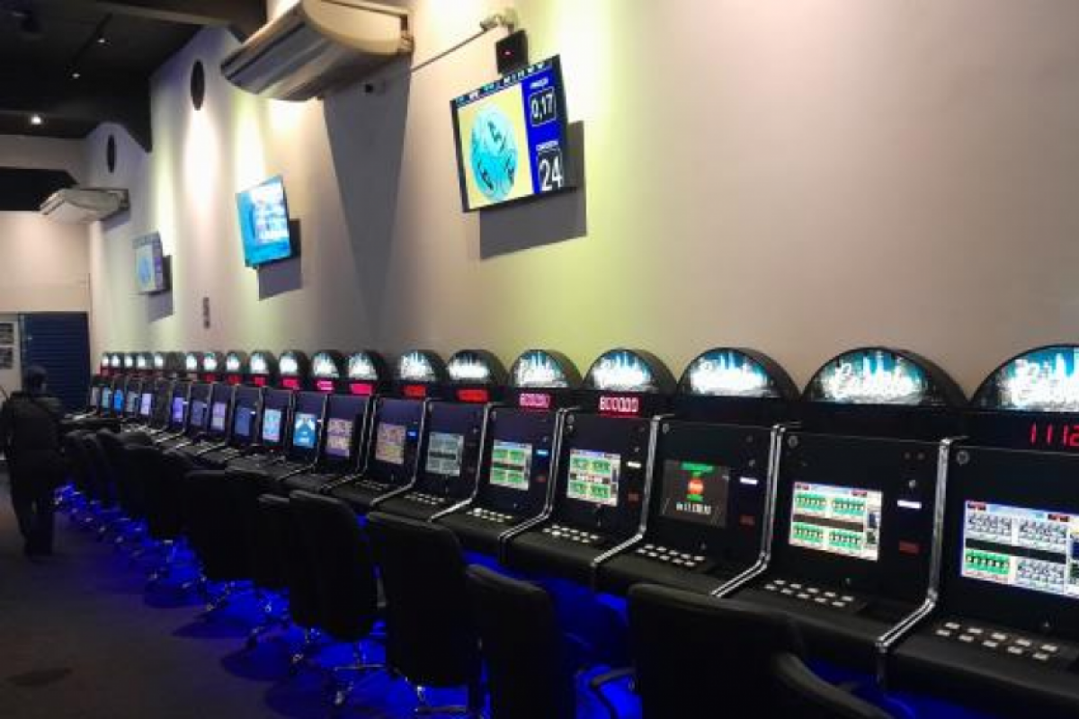 Operação estoura casa de bingo com 100 máquinas caça-níqueis e cerca de 40 pessoas em flagrante no Centro de Campinas.