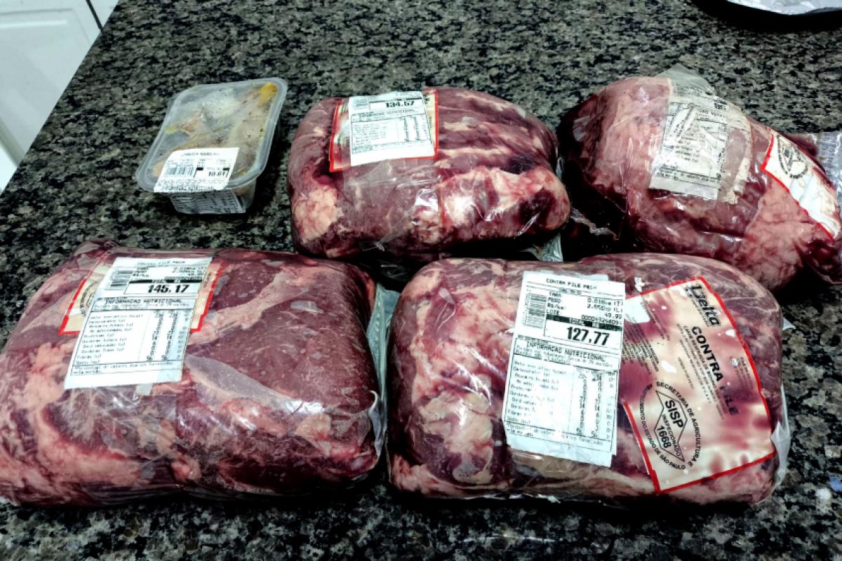 As carnes foram apreendidas e devolvidas ao supermercado. 