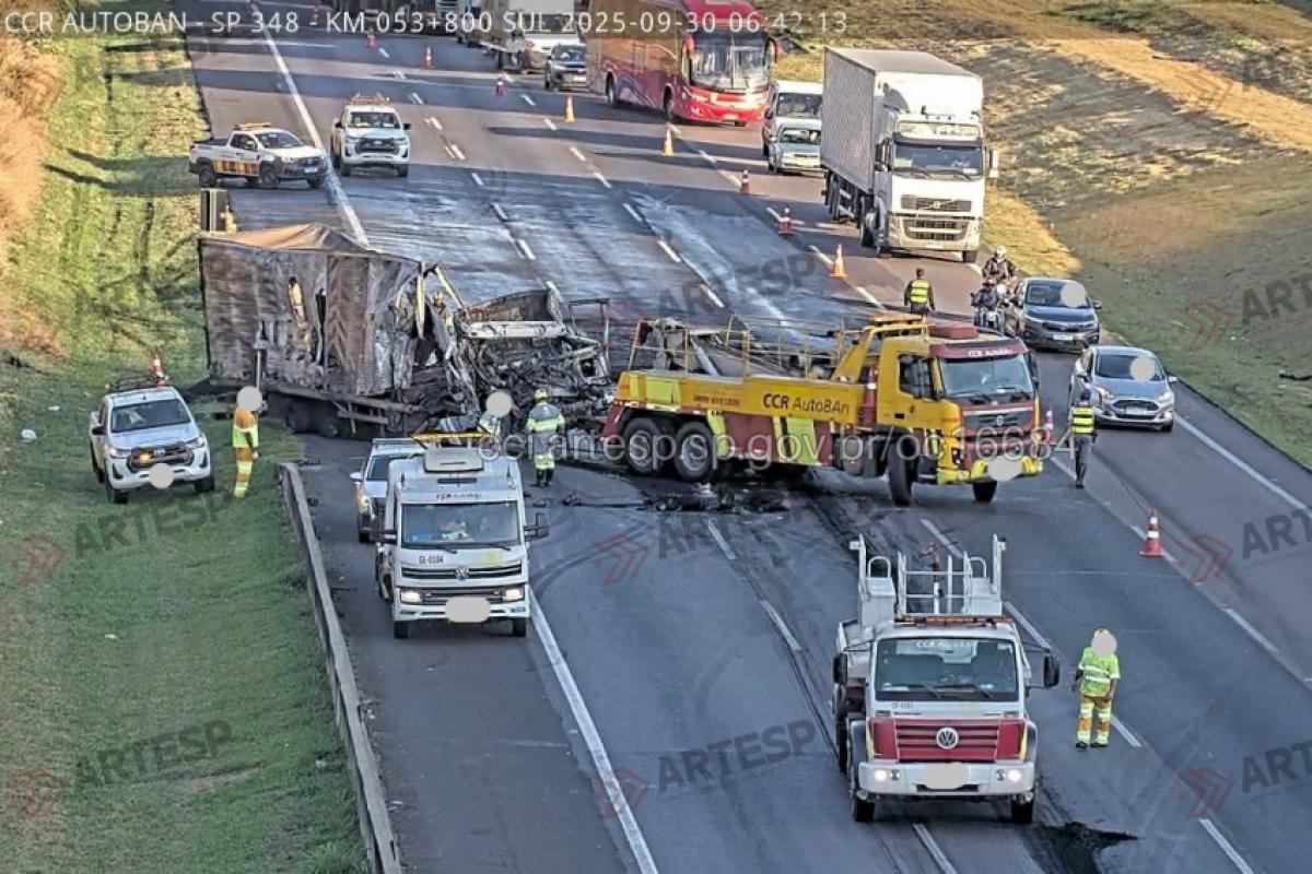 Segundo a Artesp, um caminhão colidiu na traseira de uma carreta