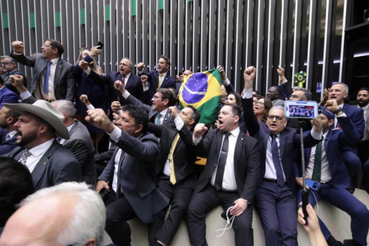 Câmara impõe derrota ao governo com aprovação da urgência da anistia