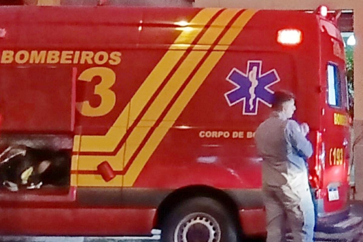 A vítima foi socorrida pelo resgate do Corpo de Bombeiros, com o Suporte Avançado, e encaminhada à UPA do Vila Cristina. 