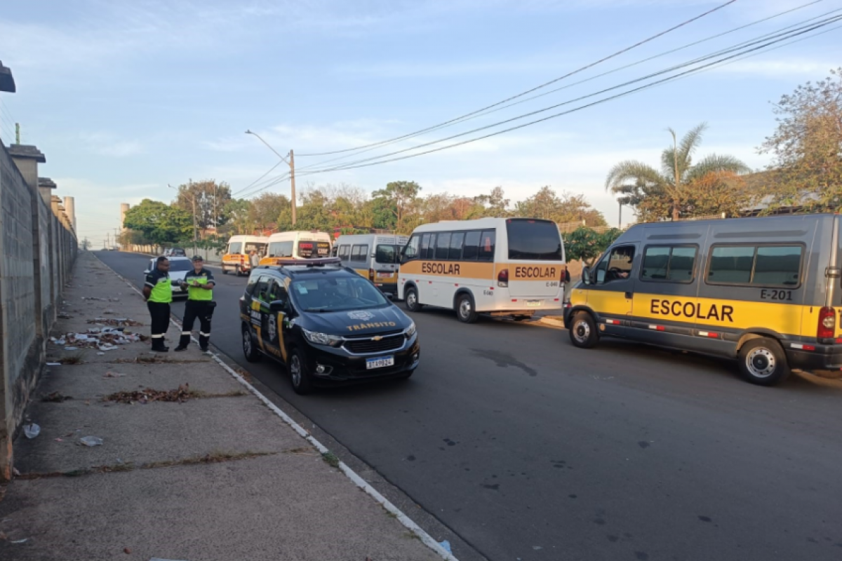 Três irregularidades foram encontradas em vistoria de vans; motoristas receberam prazo para regularização.