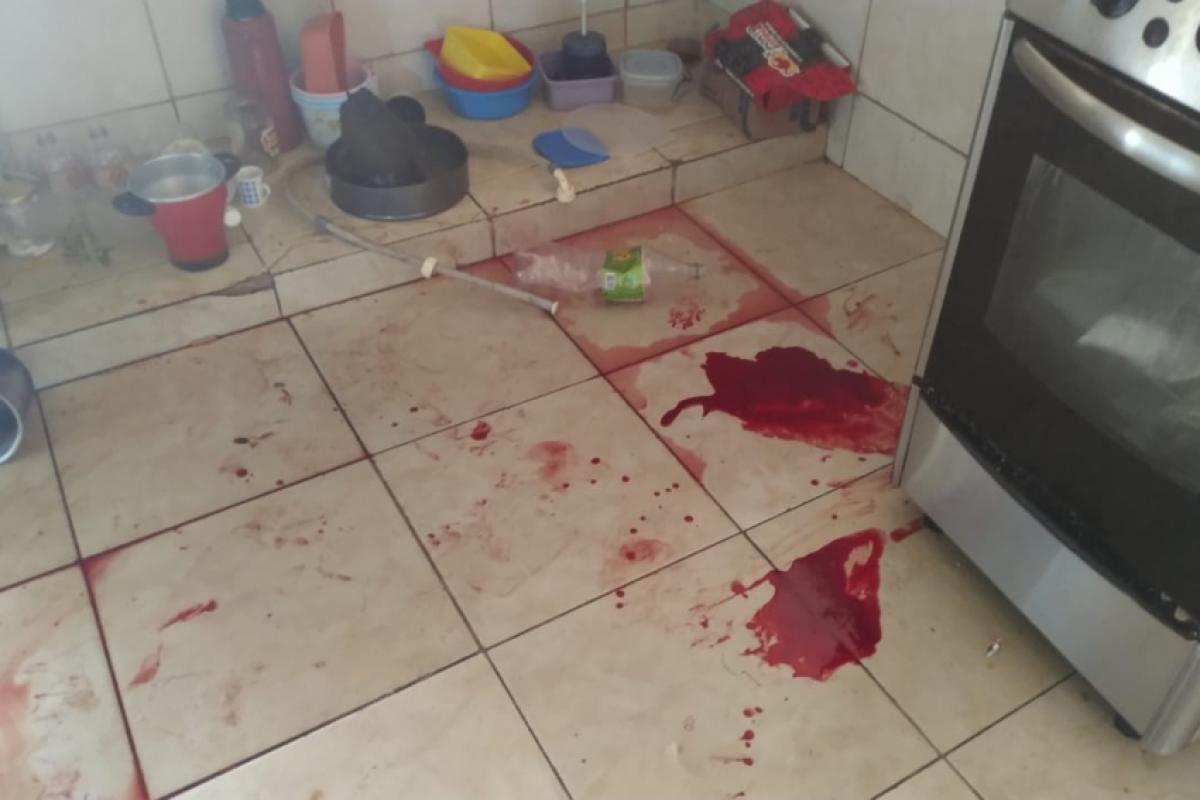 Marcas de sangue ficaram no chão da cozinha e em outros cômodos da casa.