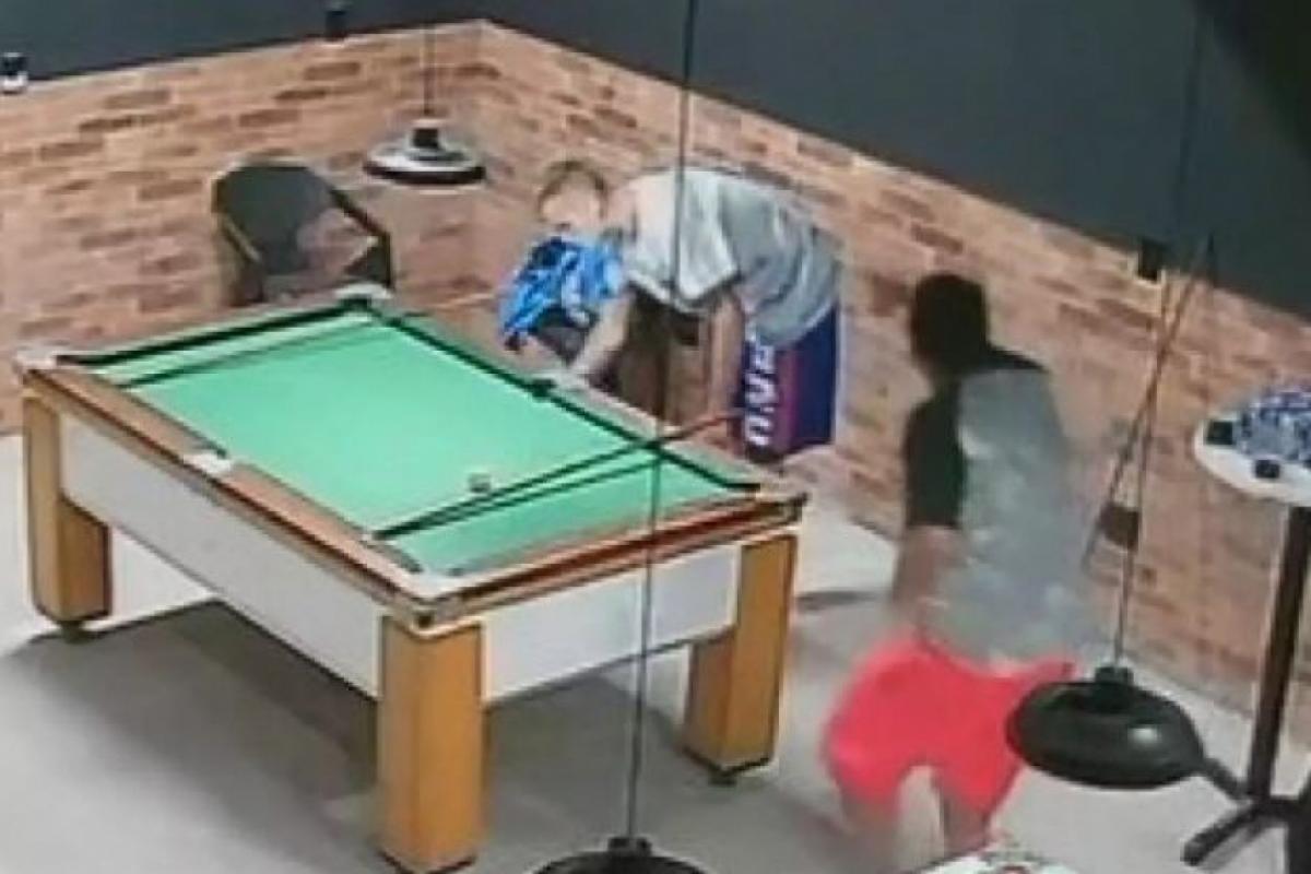 De acordo com os autos, réu e vítima jogavam sinuca apostando dinheiro e, em decorrência do jogo, se desentenderam