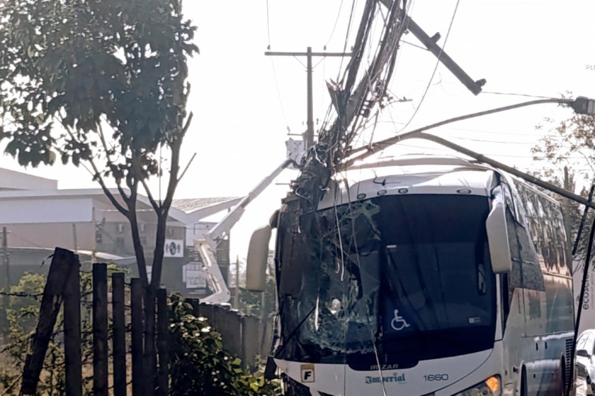 Com o impacto contra o poste, a porta travou e as pessoas ficaram presas no coletivo.