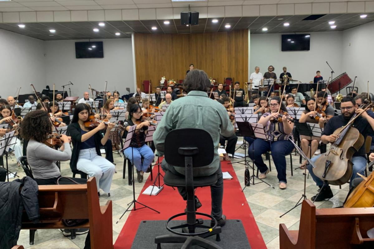 Músicos da OEP se preparam para os concertos deste domingo (14) que celebram 10 anos de trajetória.