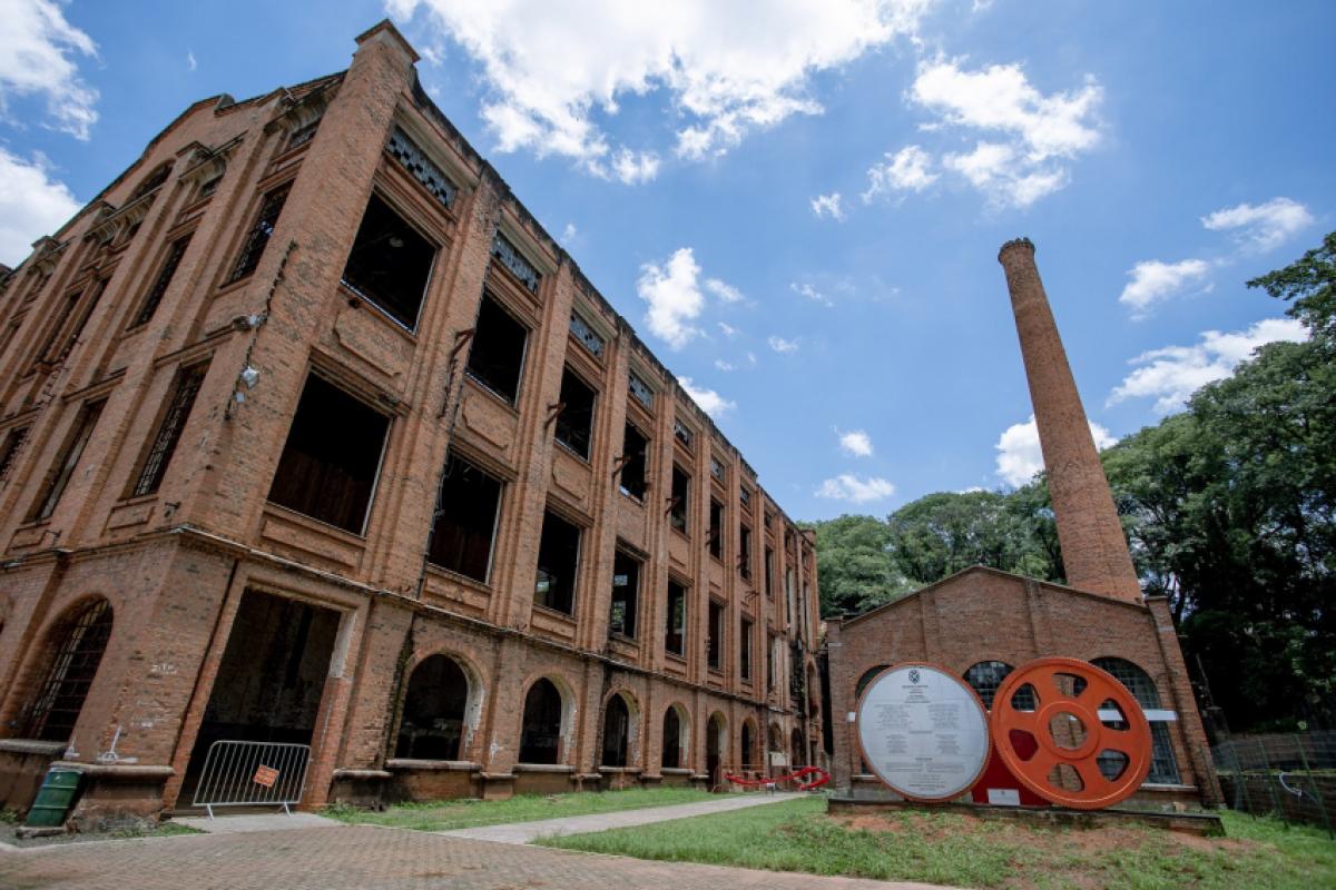 Segundo os relatos de usuários, diversos pontos apresentam sinais de desgaste estrutural e falta de manutenção