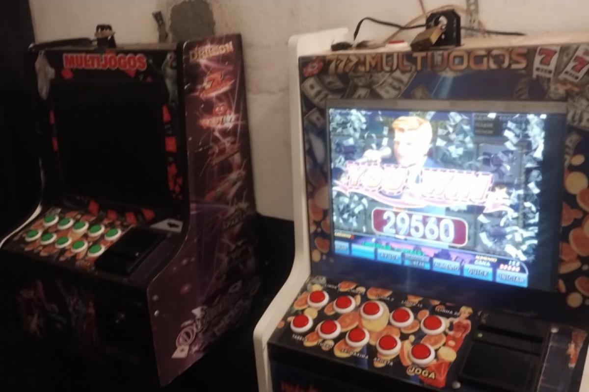 Polícia apreendeu duas máquinas caça-níqueis após denúncia anônima