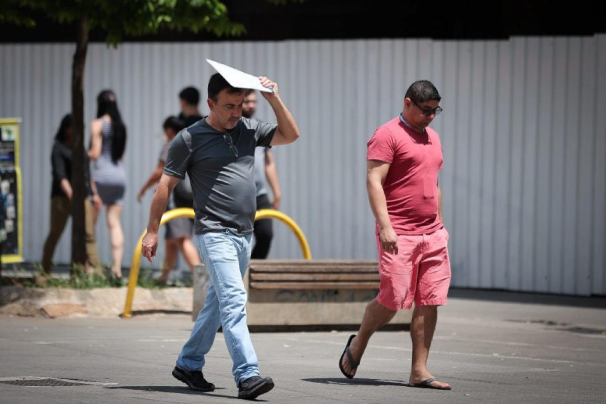 Segundo o IPMet da Unesp, termômetros podem chegar a 37°C e umidade relativa do ar cai para 21%, elevando risco de incêndios e exigindo cuidados com a saúde