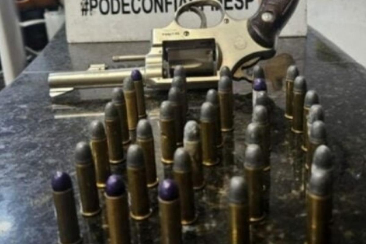 Suspeito, identificado como 'Digão', foi detido com arma e munições; motivação do crime pode ser uma desavença mal resolvida de mais de 20 anos atrás.