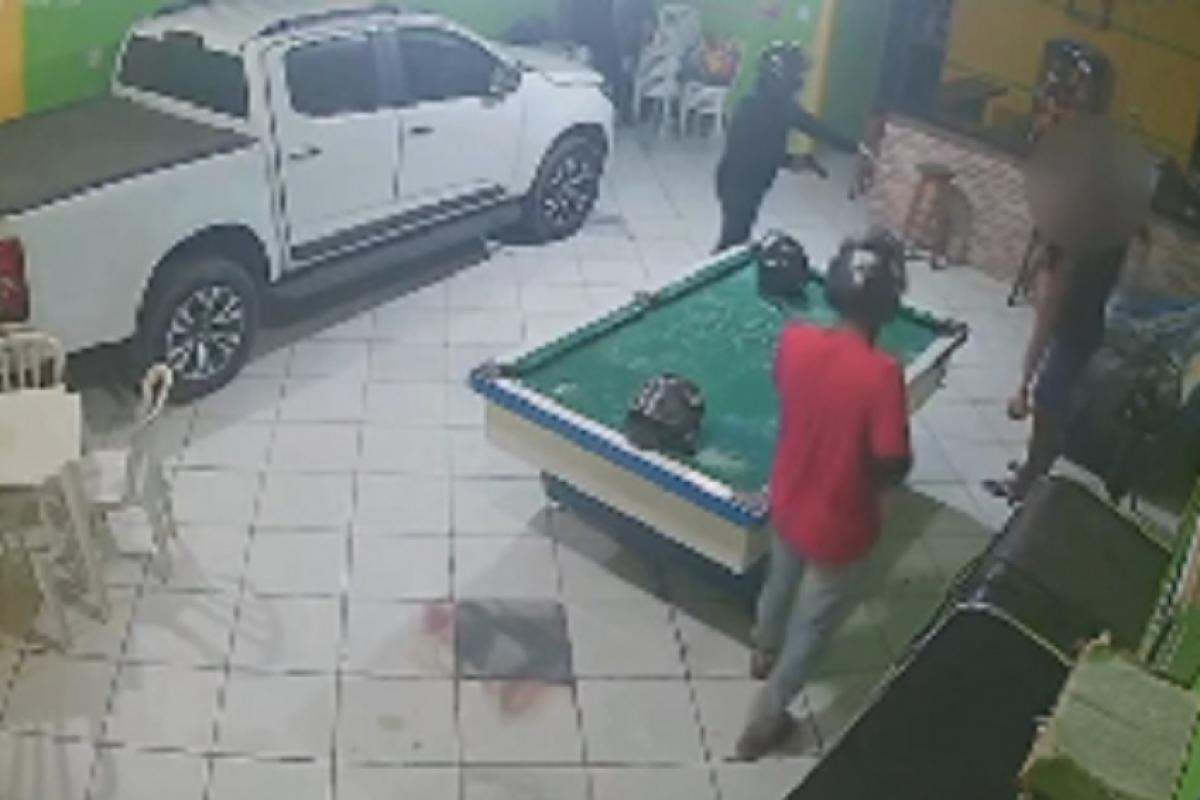 VÍDEO: JOVENS MORREM BALEADOS NO BAR