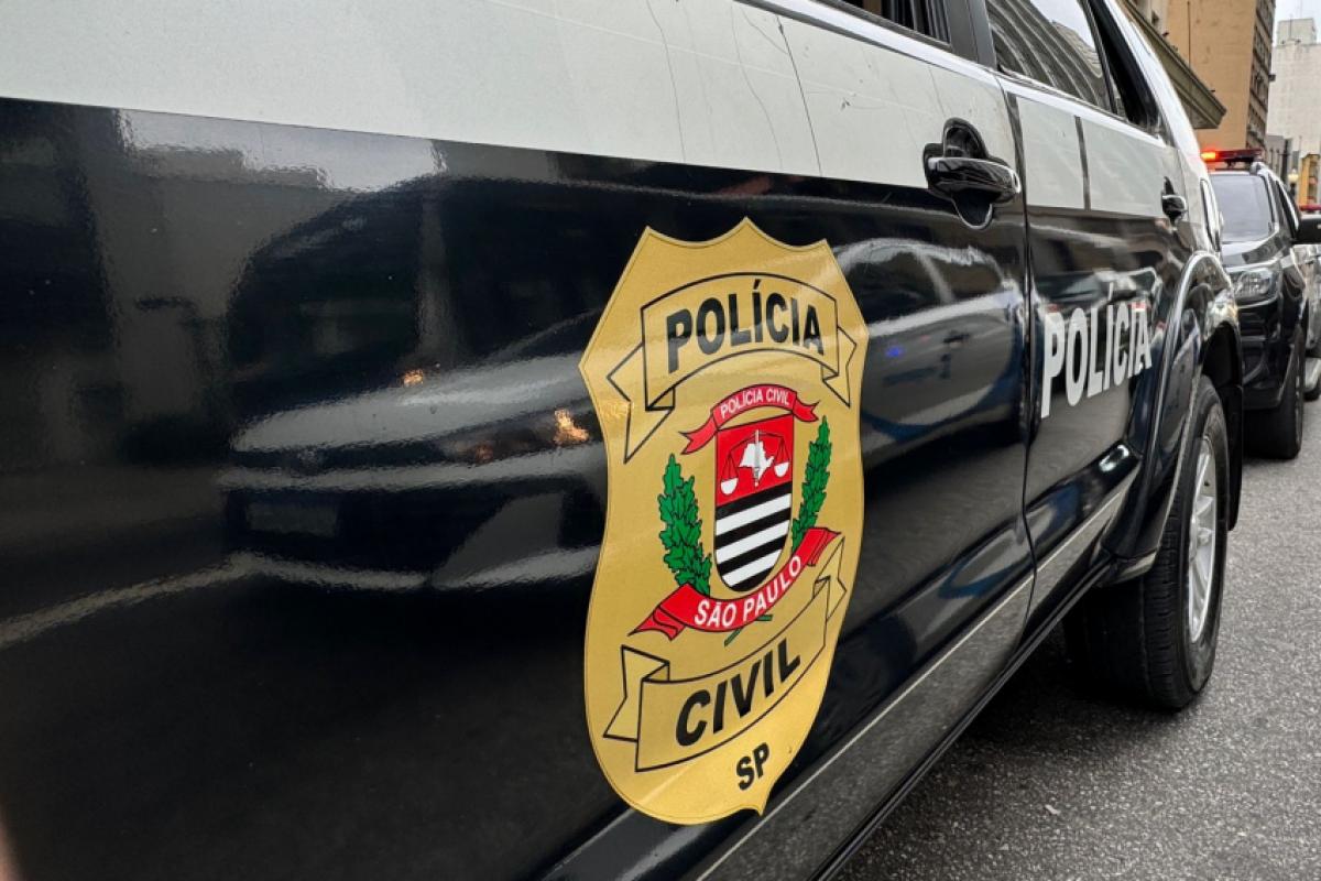 A perícia identificou marcas de mordidas no rosto e ferimentos nas mãos da vítima.